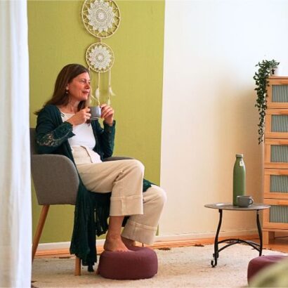 Angelika Kunjan trinkt Tee