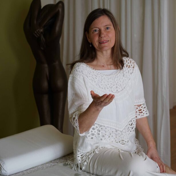 Wie kann ich dir helfen? Angelika Kunjan in ihrer Praxis