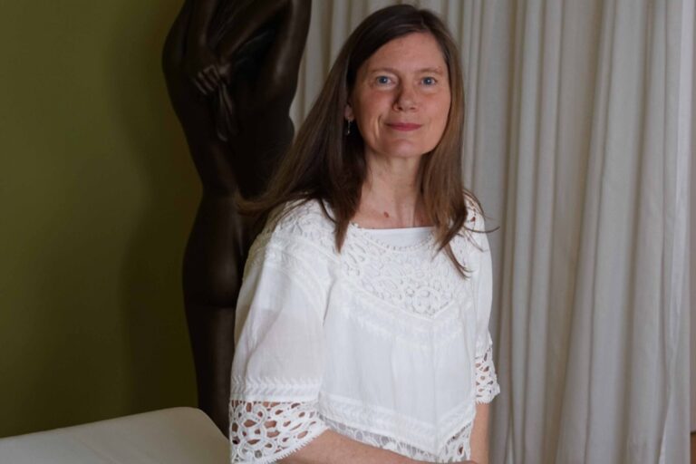 Angelika Kunjan in ihrer Praxis