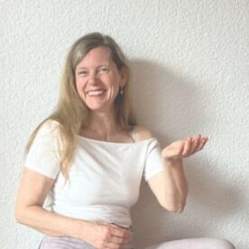 Angelika Kunjan sitzt locker an der Wand