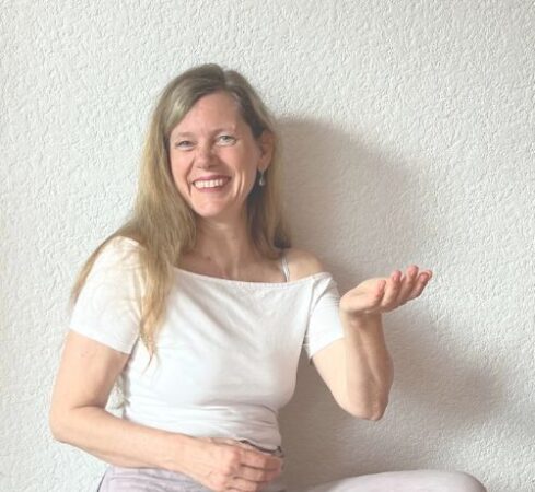 Angelika Kunjan ist für dich da Angelika Kunjan sitzt locker an der Wand