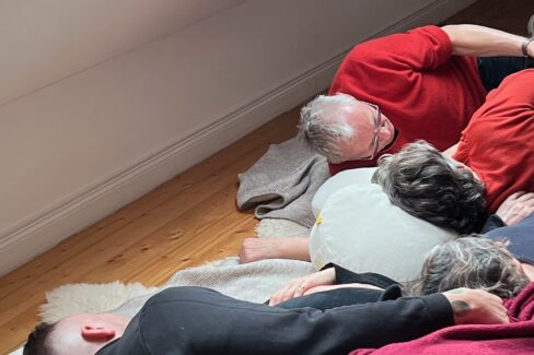 Ich bin für dich da Menschen liegen zusammen