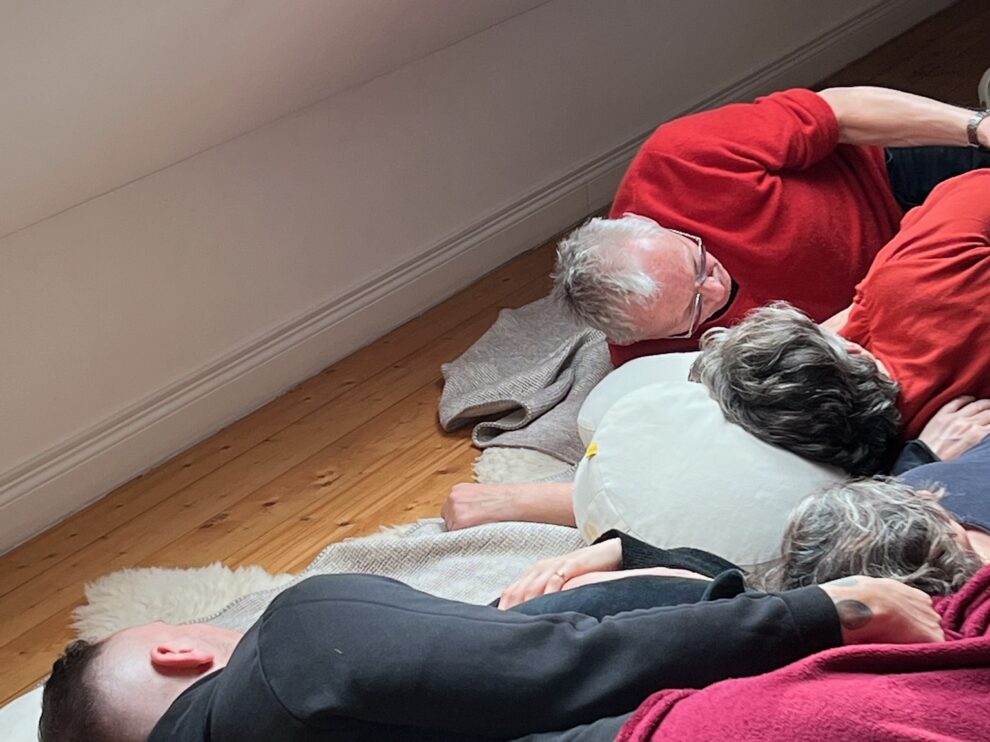 Menschen liegen zusammen