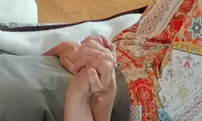 Hände berühren sich