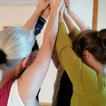 Frauen halten sich an den Händen