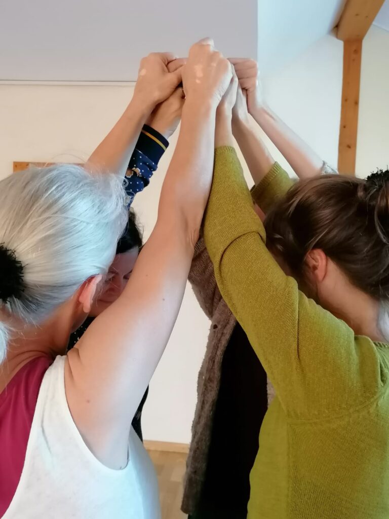 Frauen halten sich an den Händen