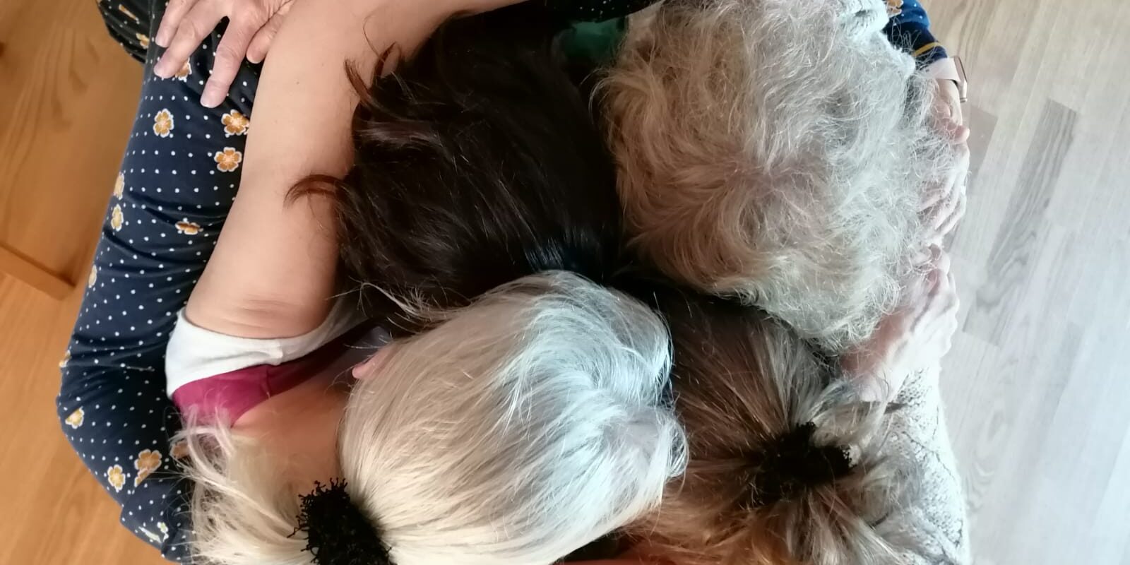 Gemeinsam sind wir stark Frauen umarmen sich