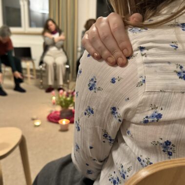 Umarmung setzt Oxitoxin frei. Du fühlst dich wohl in deinem Körper.